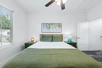 Photo 3 - Oaks Cottages Modern 2BR Retreat