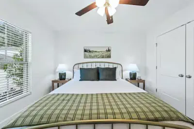 Photo 5 - Oaks Cottages Modern 2BR Retreat