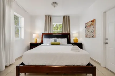 Photo 2 - Art King Suite With Priv Bath