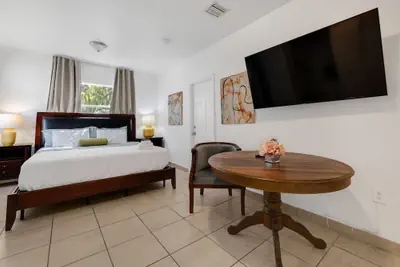 Photo 3 - Art King Suite With Priv Bath