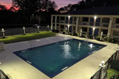 Photo 2 - Garden Inn Adairsville