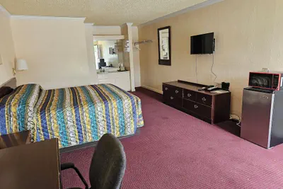 Photo 5 - Executive Inn