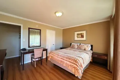 Photo 4 - Royal Inn & Suites