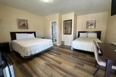 Photo 5 - Royal Inn & Suites