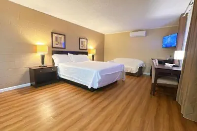 Photo 3 - Royal Inn & Suites