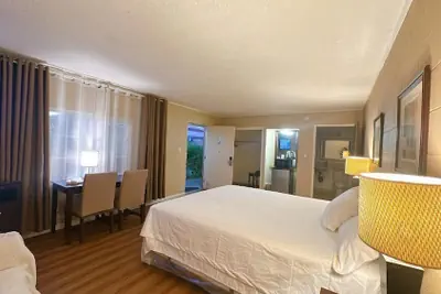 Photo 2 - Royal Inn & Suites