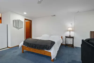 Photo 2 - Sunflower Studio - 7 Minutes To Uo & 4 Minutes To Downtown 1 Bedroom Studio
