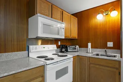 Photo 3 - Sunflower Studio - 7 Minutes To Uo & 4 Minutes To Downtown 1 Bedroom Studio