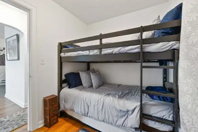Photo 5 - Blue Bungalow - Close To Downtown & Autzen 2 Bedroom Home