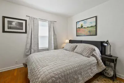 Photo 2 - Blue Bungalow - Close To Downtown & Autzen 2 Bedroom Home