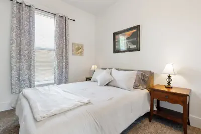 Photo 3 - White Lotus - Minutes To Downtown 2 Bedroom Home