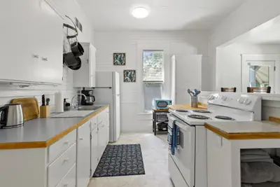 Photo 4 - White Lotus - Minutes To Downtown 2 Bedroom Home