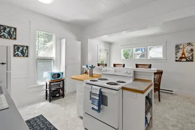 Photo 5 - White Lotus - Minutes To Downtown 2 Bedroom Home
