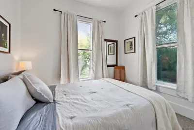 Photo 2 - White Lotus - Minutes To Downtown 2 Bedroom Home