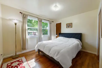 Photo 3 - Mellow Yellow - 7 Minutes To Uo & 4 Minutes To Downtown 3 Bedroom Home