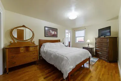 Photo 4 - Mellow Yellow - 7 Minutes To Uo & 4 Minutes To Downtown 3 Bedroom Home