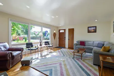 Photo 2 - Mellow Yellow - 7 Minutes To Uo & 4 Minutes To Downtown 3 Bedroom Home