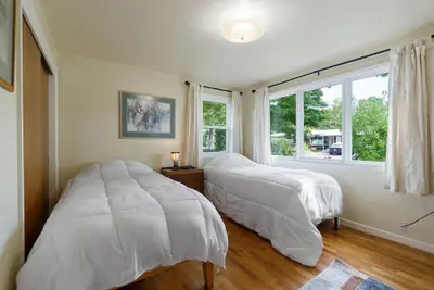 Photo 5 - Mellow Yellow - 7 Minutes To Uo & 4 Minutes To Downtown 3 Bedroom Home