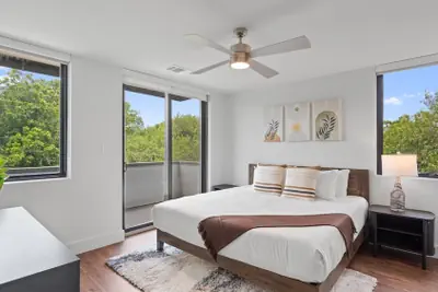Photo 2 - Upstay: Modern & Pet-friendly 2BR Home Near Soco