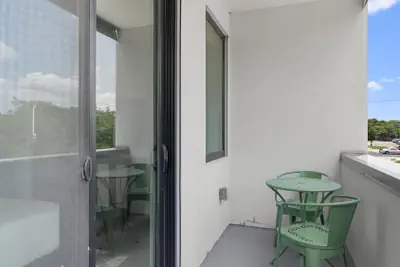 Photo 5 - Upstay: Modern & Pet-friendly 2BR Home Near Soco