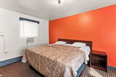 Photo 3 - Budget INN
