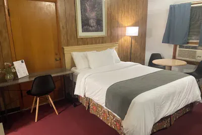 Photo 5 - Hillcrest Motel