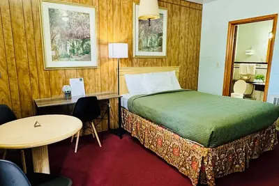 Photo 2 - Hillcrest Motel