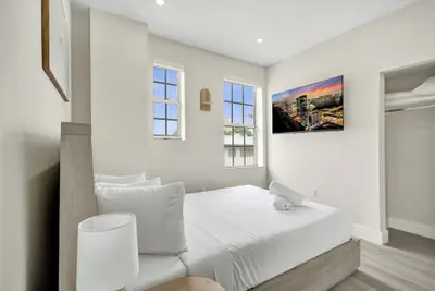 Photo 3 - SoBe Suites 727
