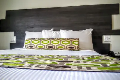 Photo 2 - Jewel City Inn