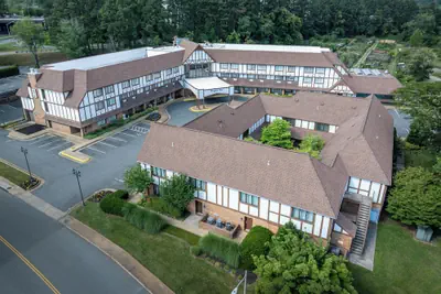 Photo 2 - English Inn of Charlottesville