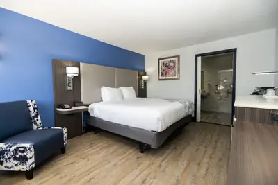Photo 4 - SureStay Plus Hotel by Best Western Sacramento Cal Expo