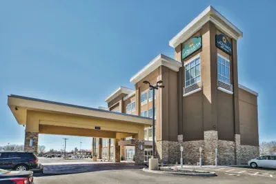 Photo 2 - La Quinta Inn & Suites by Wyndham Niagara Falls