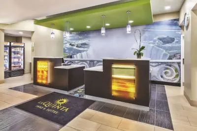 Photo 4 - La Quinta Inn & Suites by Wyndham Niagara Falls