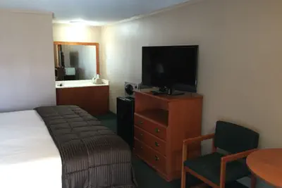 Photo 4 - Budget Inn
