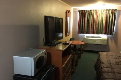 Photo 2 - Budget Inn