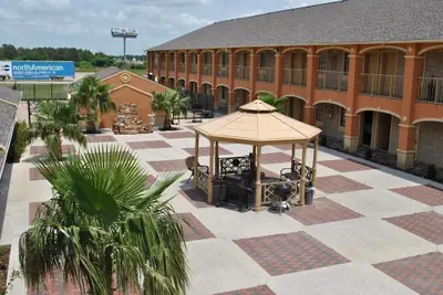 Photo 2 - Executive Inn