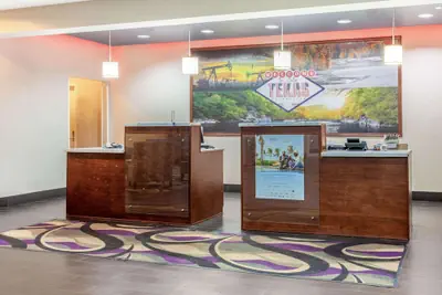 Photo 4 - La Quinta Inn & Suites by Wyndham Luling