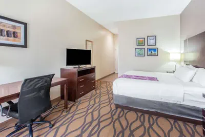 Photo 5 - La Quinta Inn & Suites by Wyndham Luling