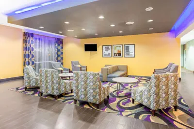 Photo 3 - La Quinta Inn & Suites by Wyndham Luling