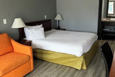 Photo 5 - Hometown inn