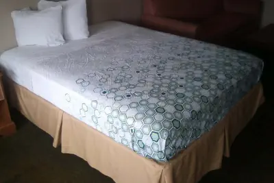 Photo 3 - Hometown inn