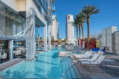 Photo 2 - Stunning High-floor Strip Views Balcony 35309
