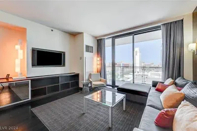 Photo 5 - Stunning High-floor Strip Views Balcony 35309
