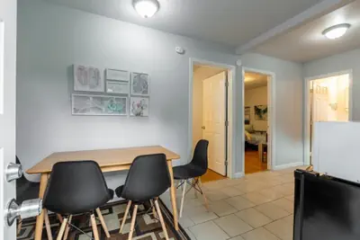 Photo 5 - Marbella Lane - 2BR Guest House Dtwn RWC Pking