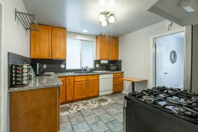 Photo 5 - Marbella Lane - 3BR House Dtwn RWC Parking