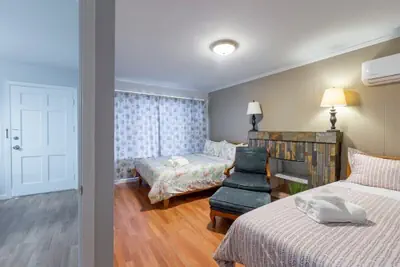 Photo 3 - Marbella Lane - 3BR House Dtwn RWC Parking