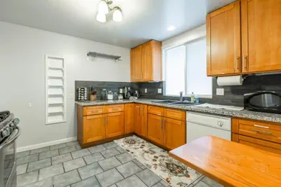 Photo 4 - Marbella Lane - 3BR House Dtwn RWC Parking