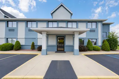 Photo 2 - Saint Joseph Inn & Suites Benton Harbor Near I-94
