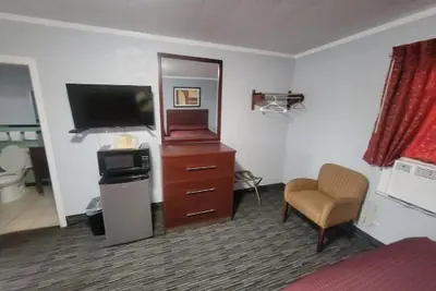 Photo 3 - Gandy Motor Lodge