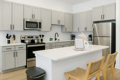 Photo 2 - Stunning 1BR Getaway w/ Gym, Washer/dryer + Pool